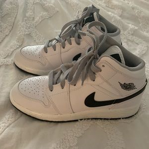 AIR JORDAN 1s WORN TWICE WHITE AND BLACK